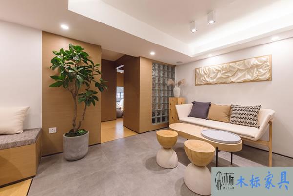 咖啡廳裝修布局實(shí)木餐桌椅帶來(lái)裝飾效果 