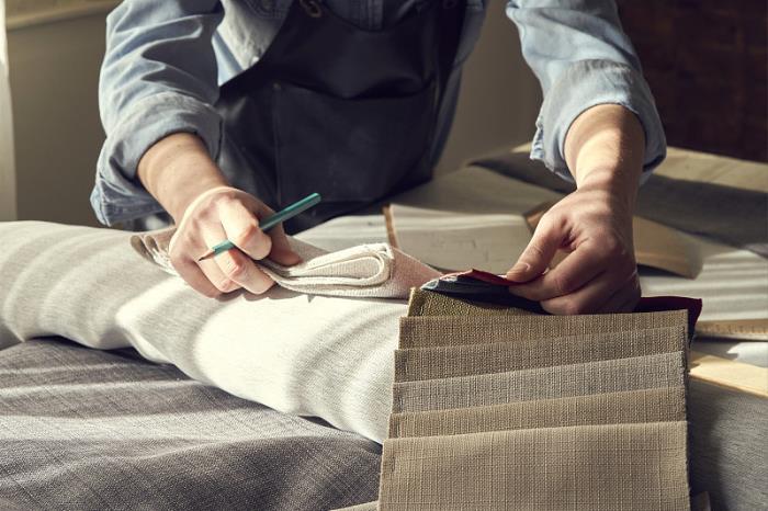 實木餐桌椅種類有哪些？桌椅定制廠家如何選？